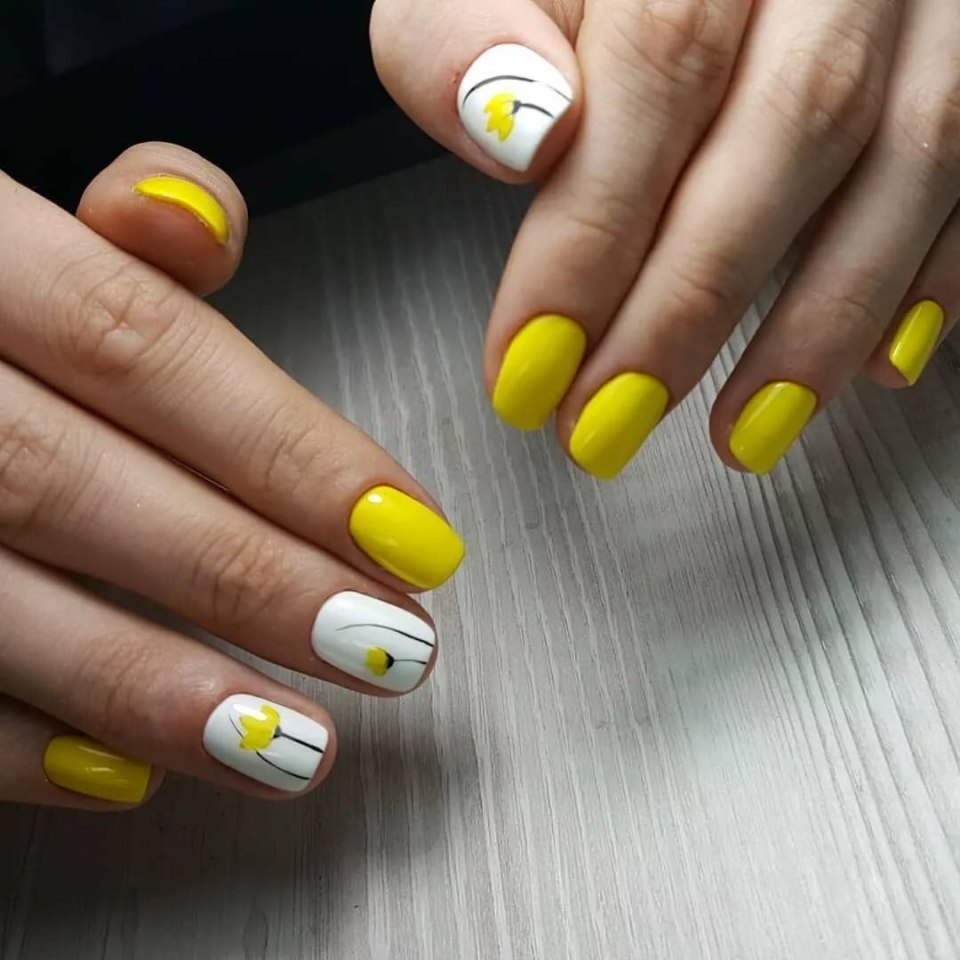 Блестящий маникюр на короткие ногти жёлтый красный