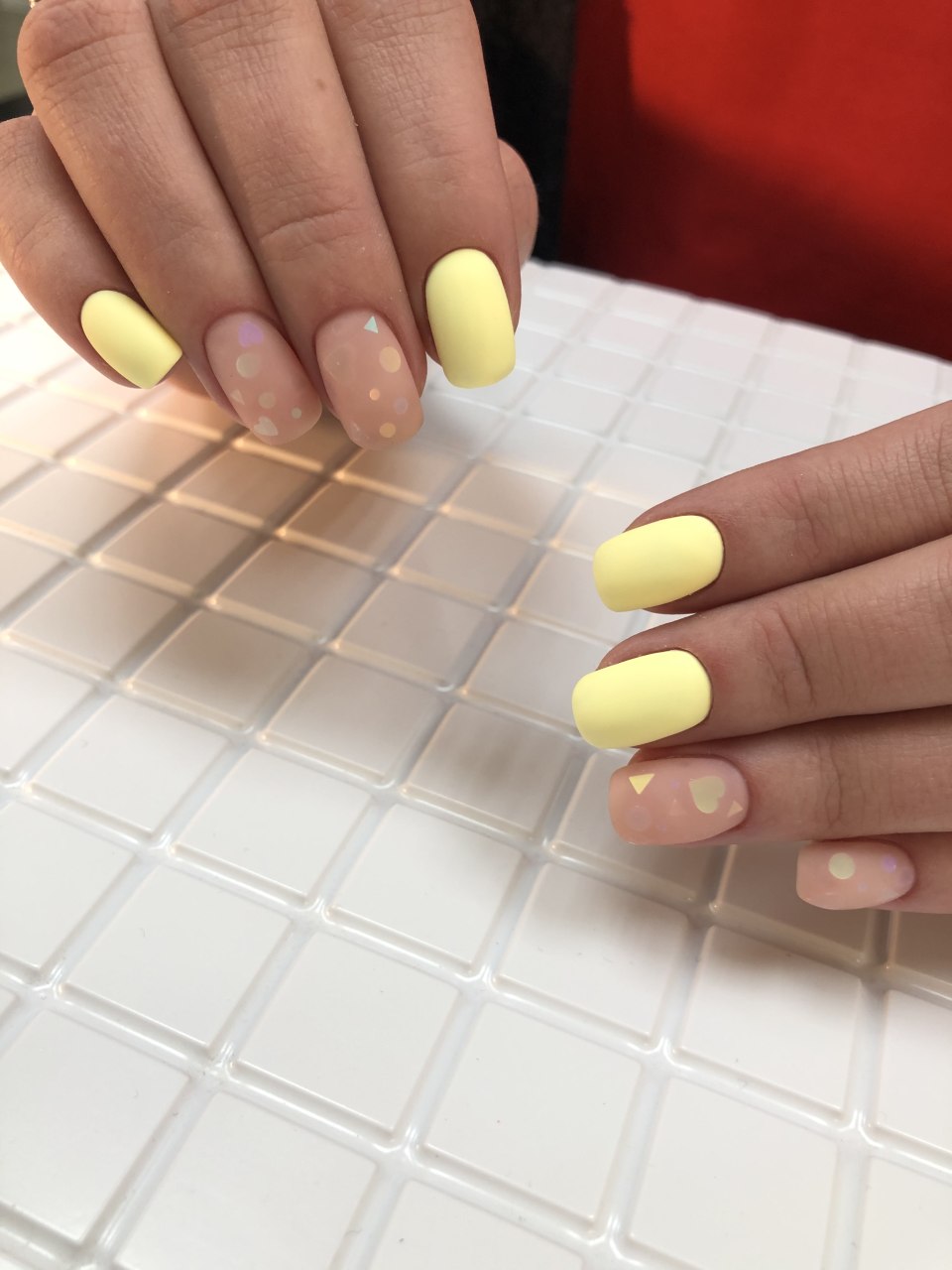 Светло желтый маникюр