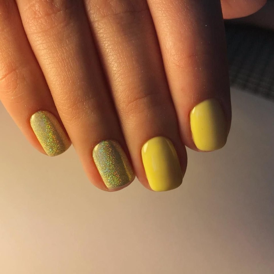 Маникюр жёлтый с розовым
