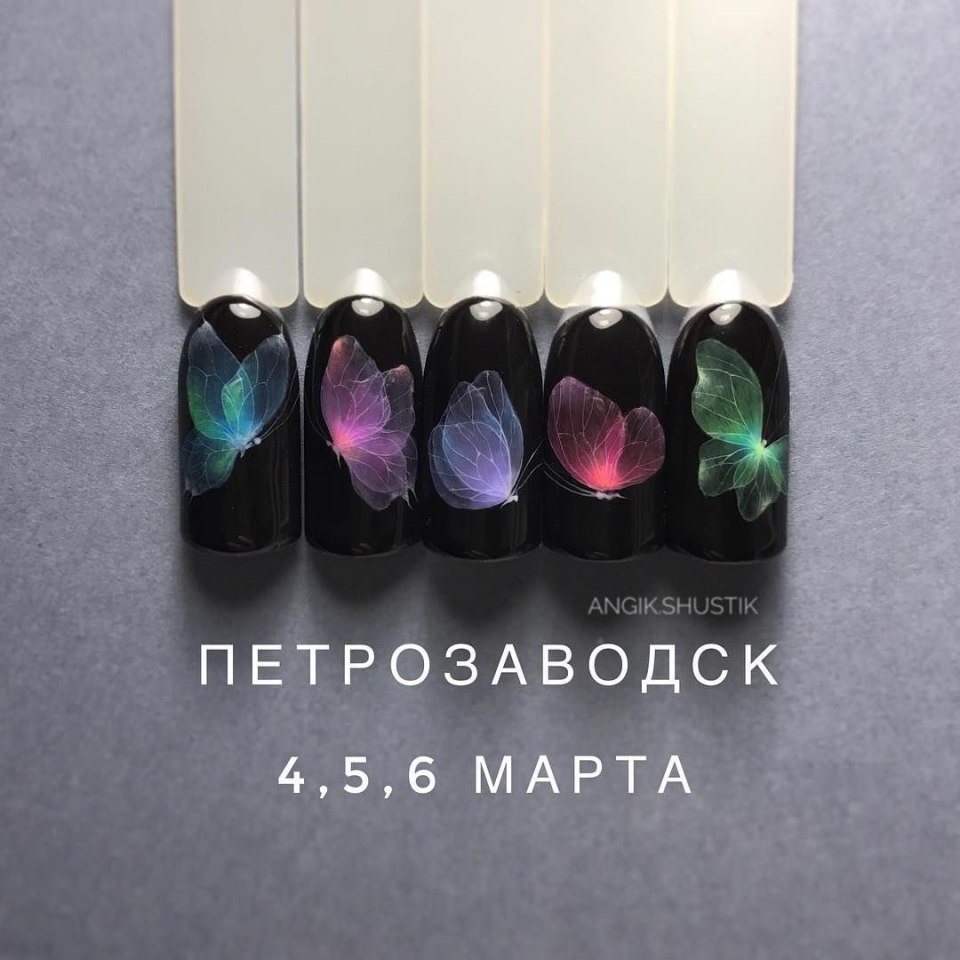 Черный маникюр с акварелью