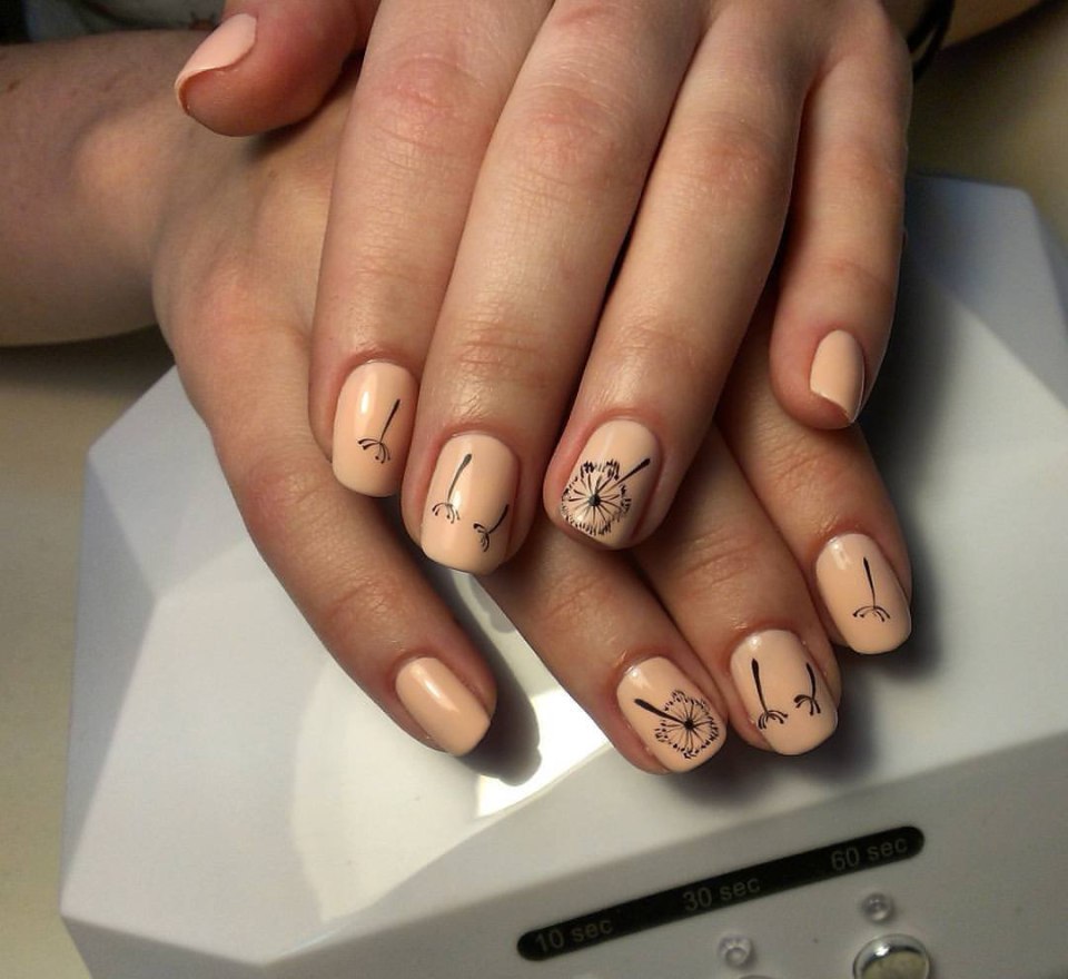 Маникюр в бежевых тонах