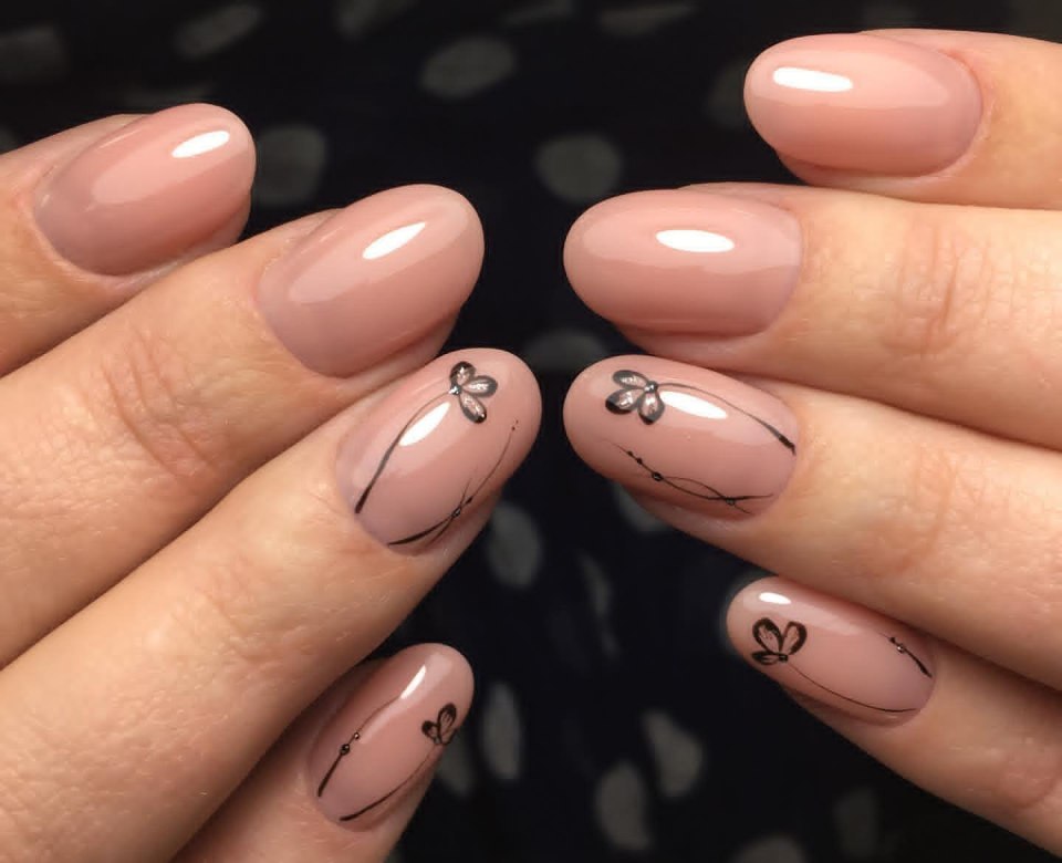 Дизайн ногтей нюд с черным цветом