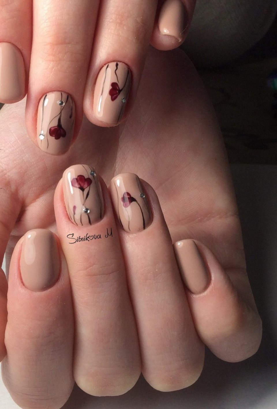 Ногти телесного цвета с рисунком