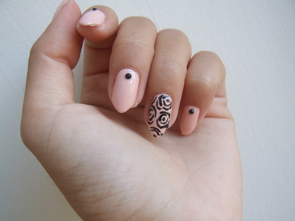 Нюдовый маникюр с мехенди