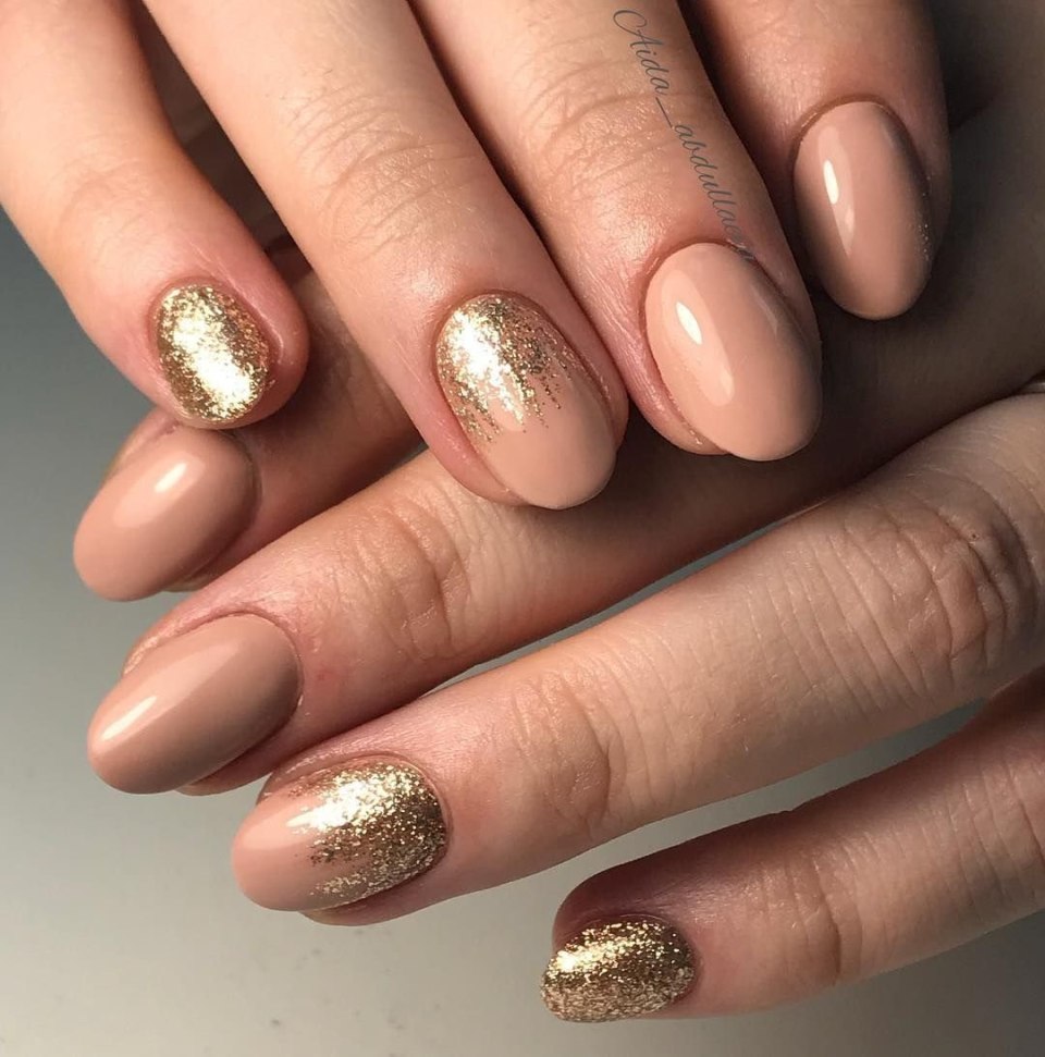 Нюдовый маникюр с золотом на коротких ногтях