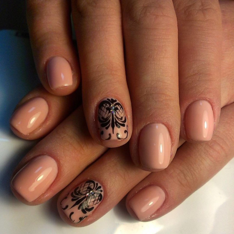 Бежевый маникюр с цветами