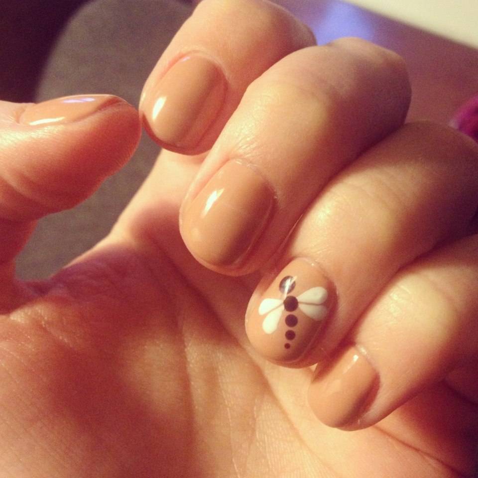 Нейтральный маникюр с рисунком