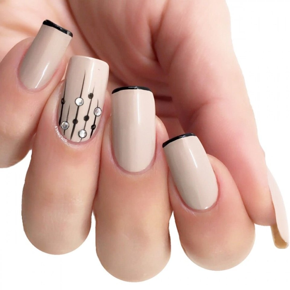 Телесный маникюр на короткие ногти