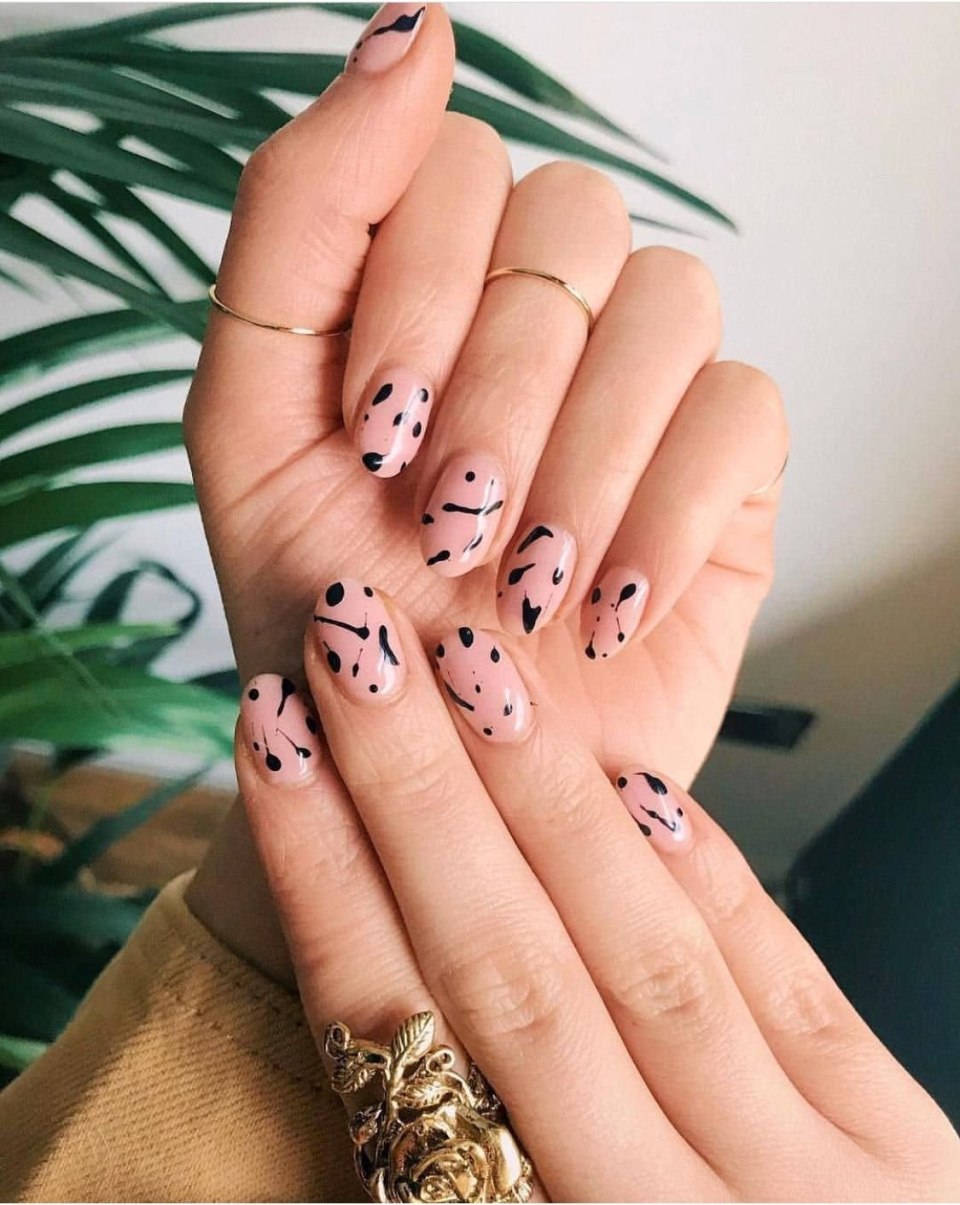 Маникюр телесного цвета с рисунком