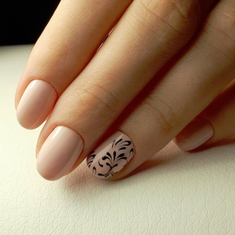 Бежевый маникюр с узором
