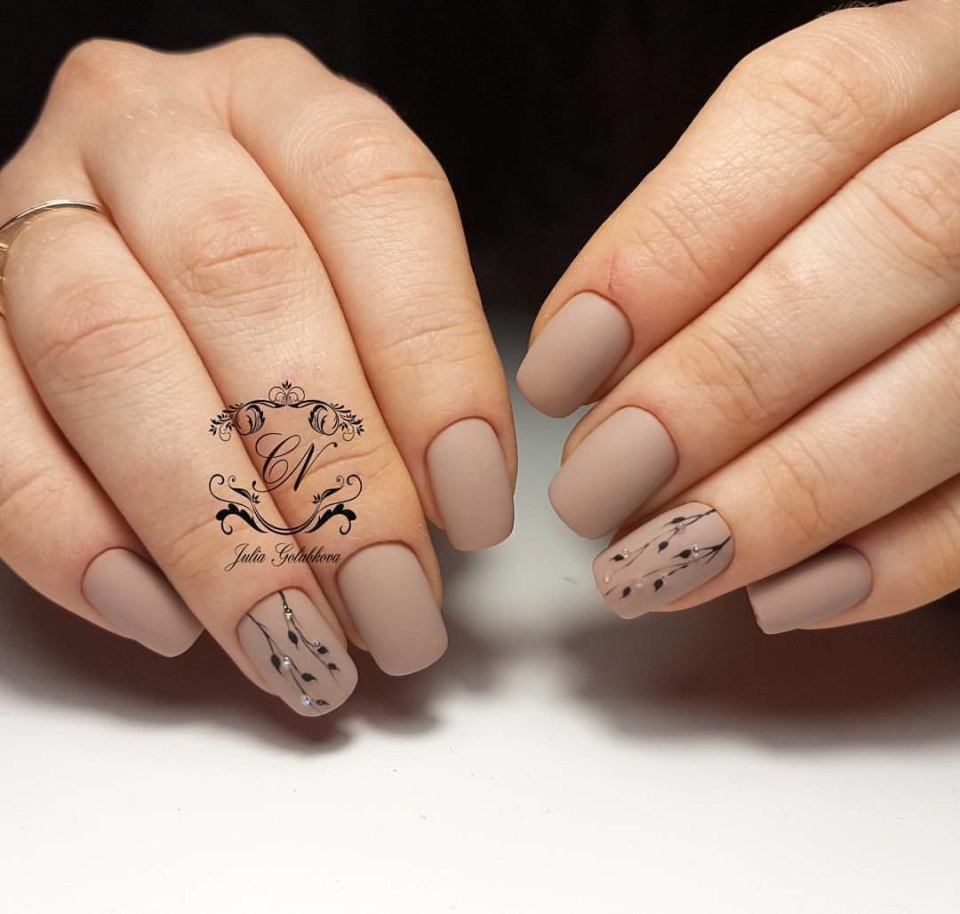 Бежевые ногти