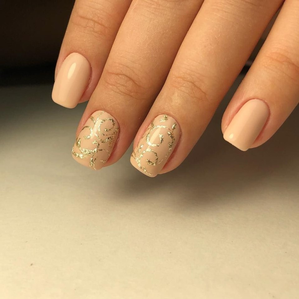 Маникюр бежевый с золотом