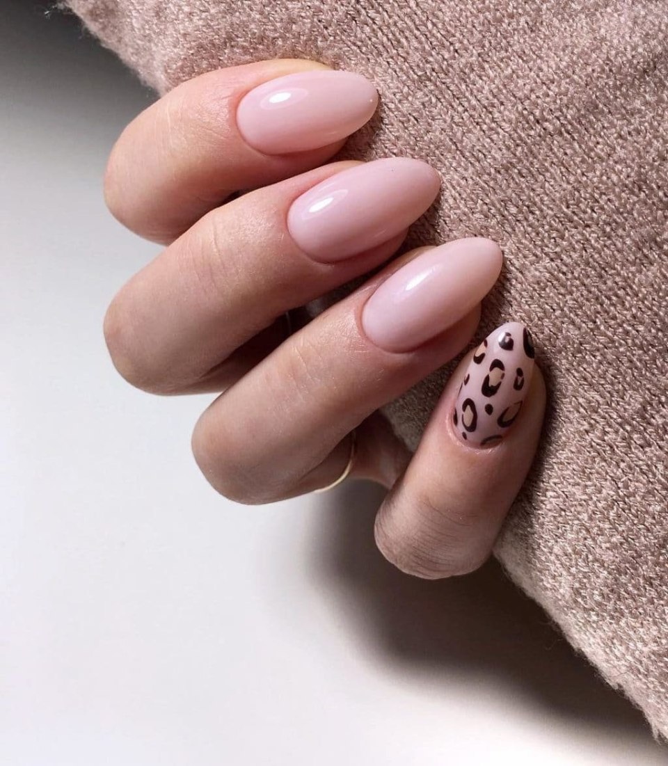 Нюдовый маникюр 2021 на короткие ногти миндаль