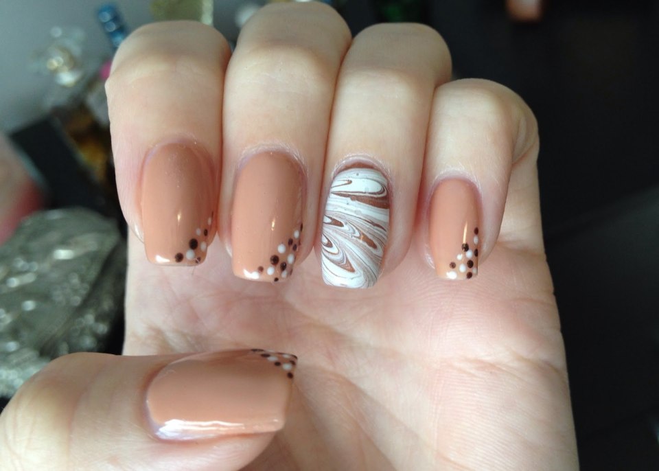 Мраморный маникюр телесный