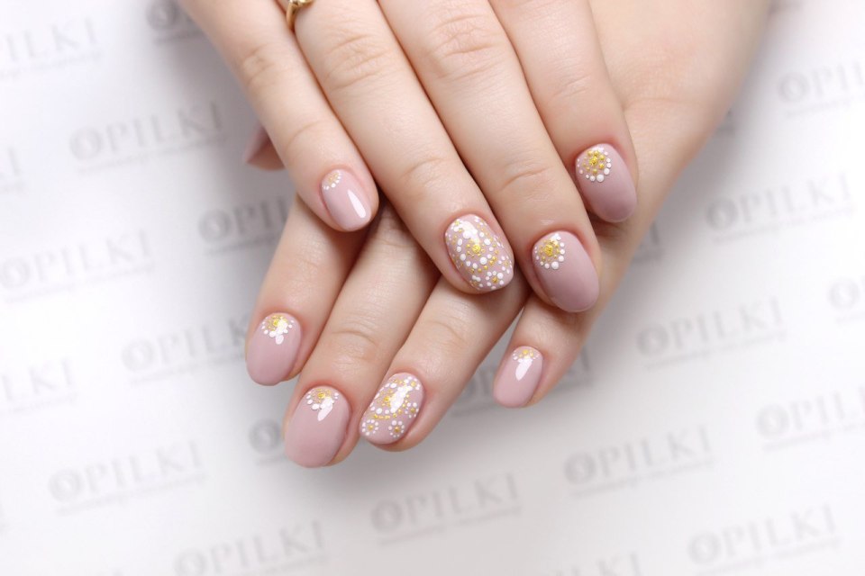 Нюдовый маникюр с ромашками