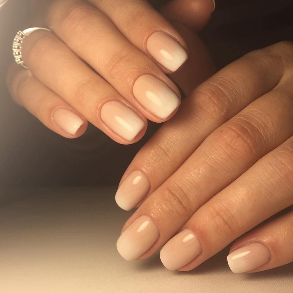 Маникюр омбре бежевый
