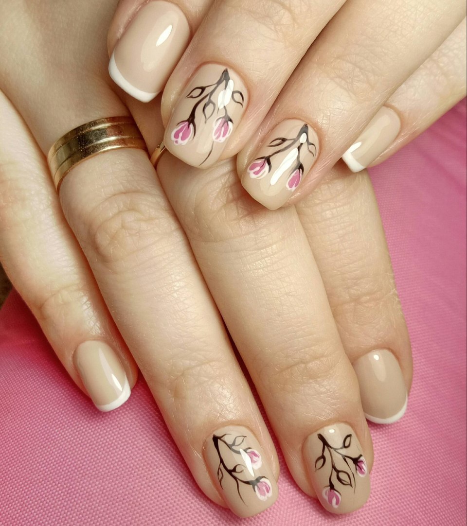 Бежевый маникюр с цветами