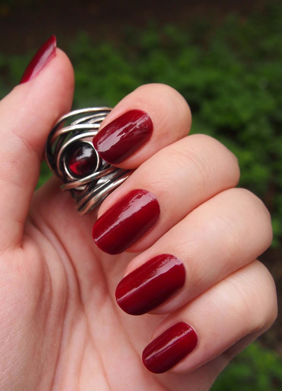 Essie кроваво красный