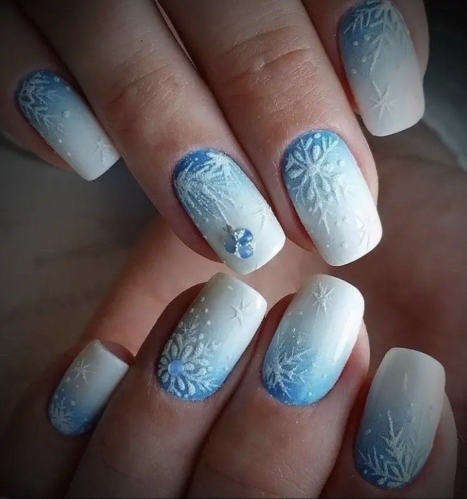 Зимний маникюр морозный