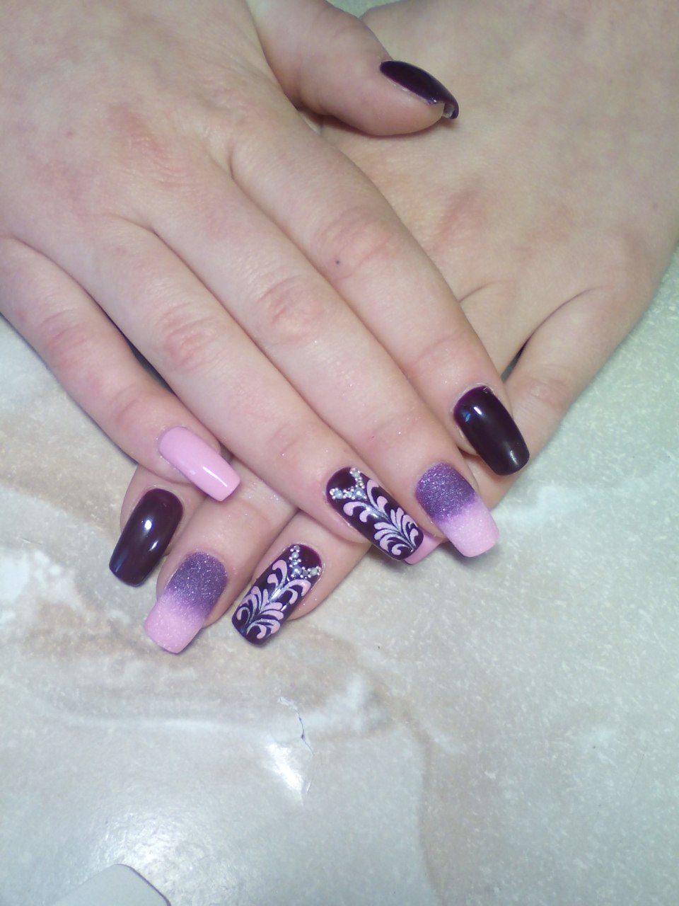 Фиолетовый маникюр с надписями