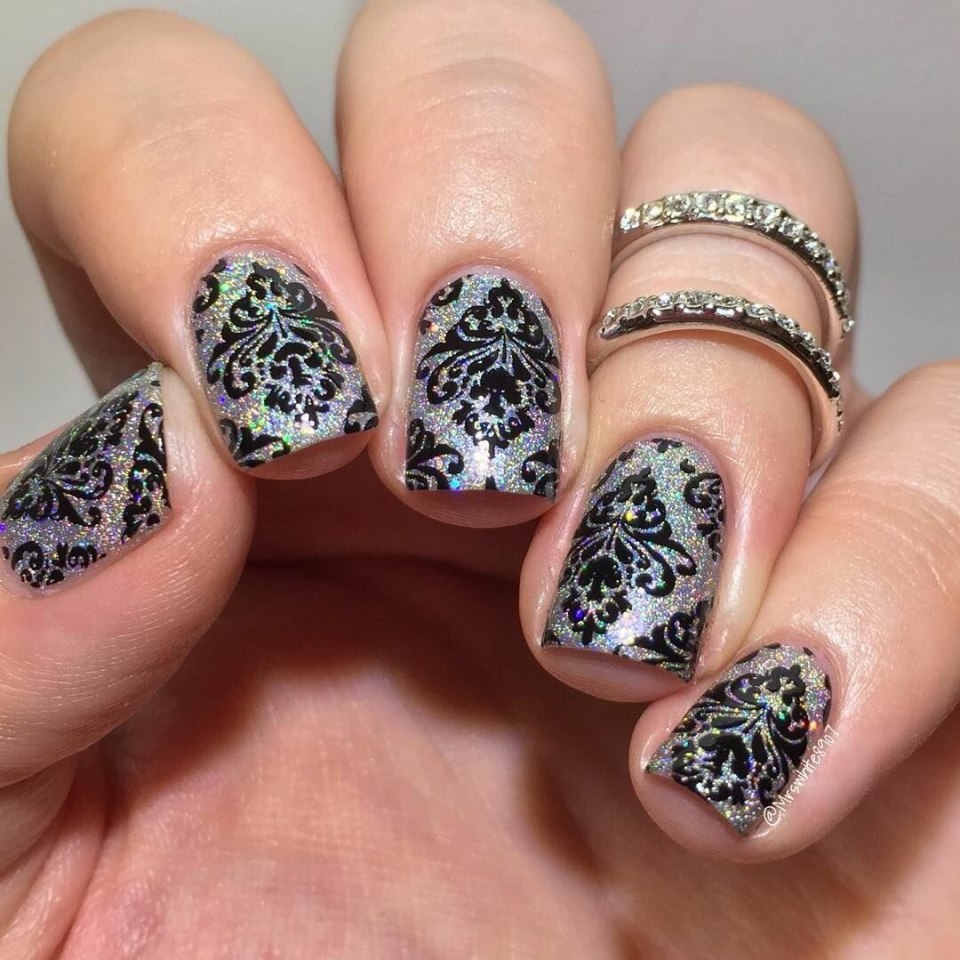 Зимний маникюр со стемпингом