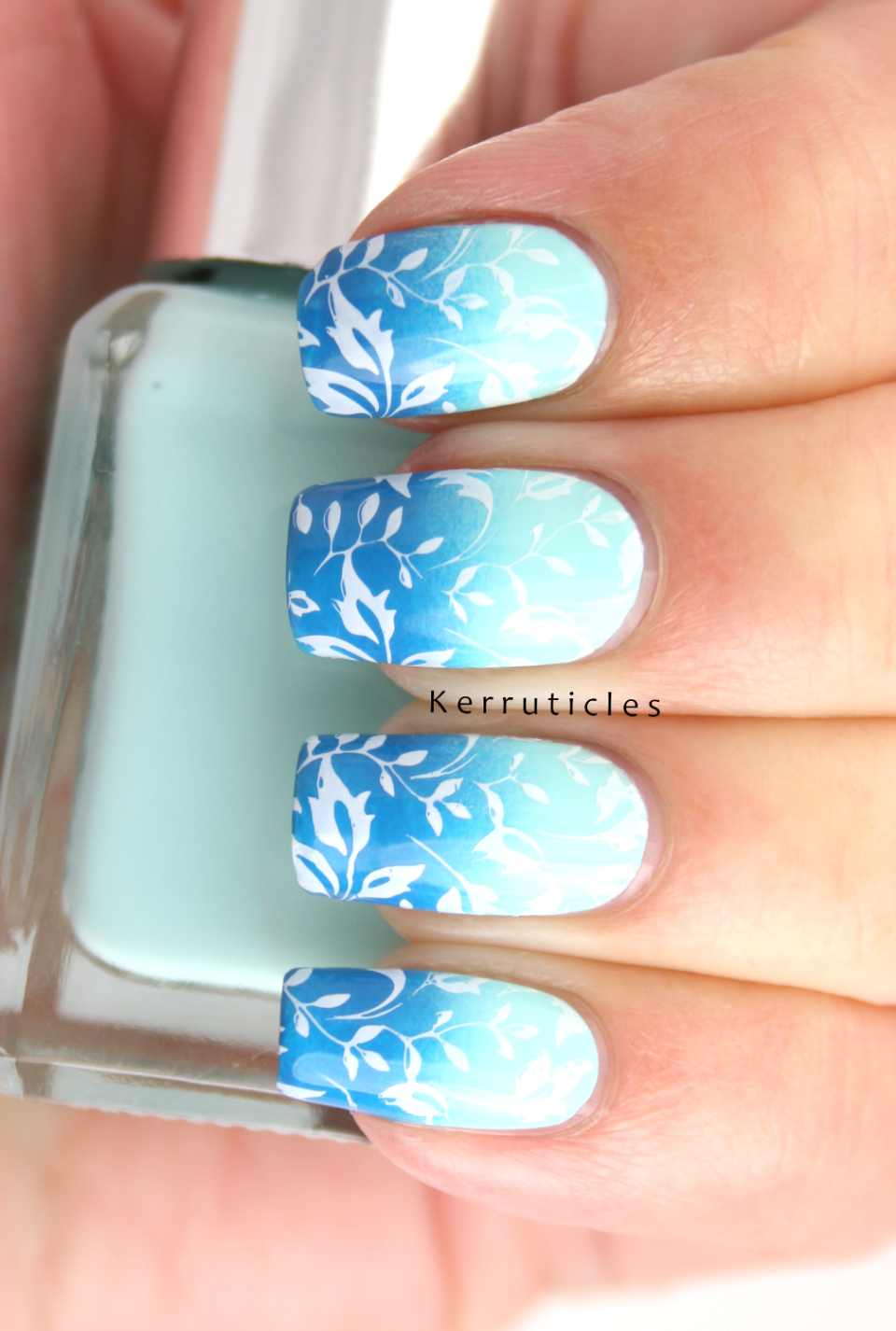 Голубой маникюр стемпинг
