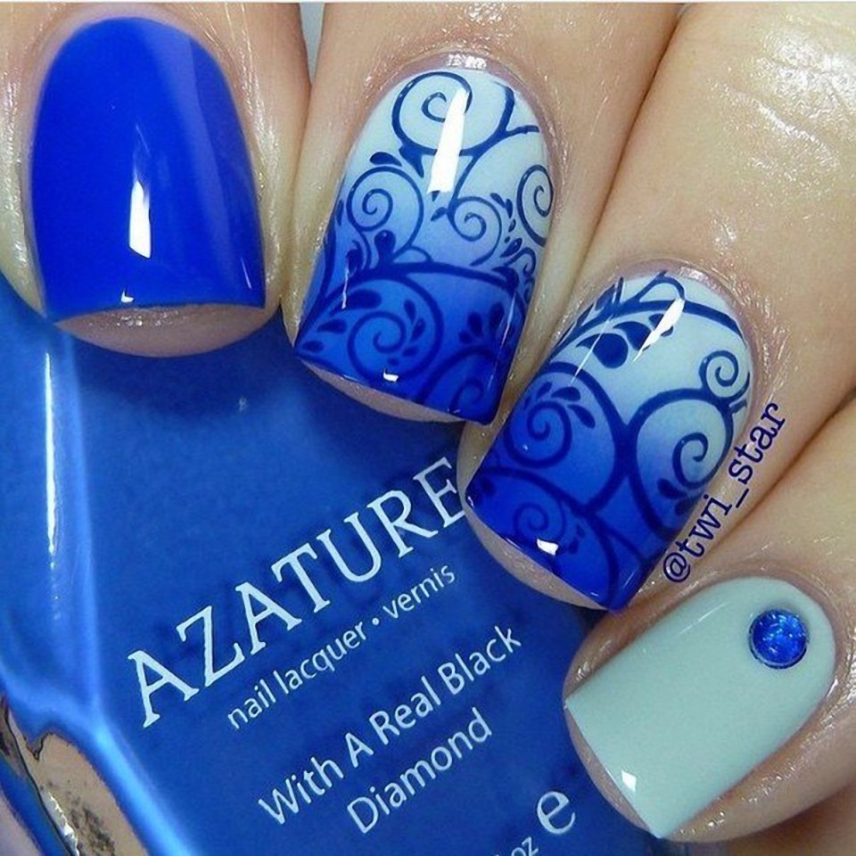 Синий маникюр голубые узоры
