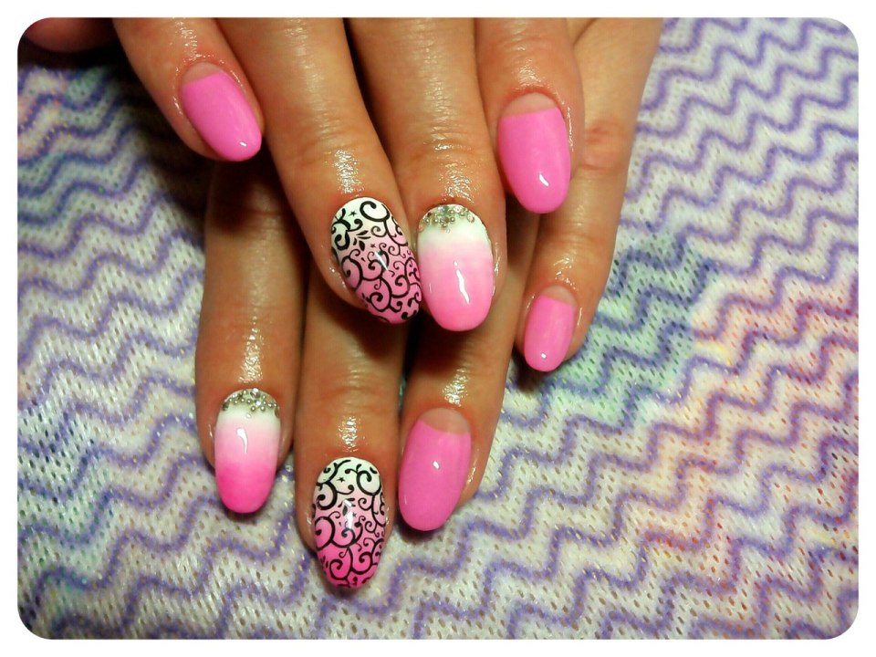 Маникюр розовый с узором