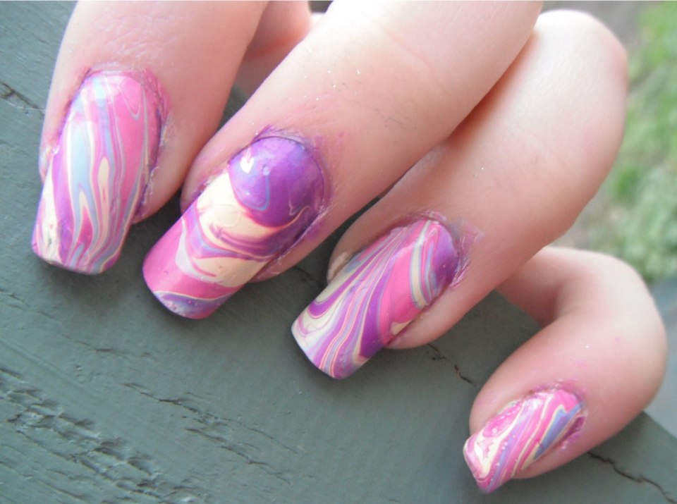 Розовый маникюр с разводами