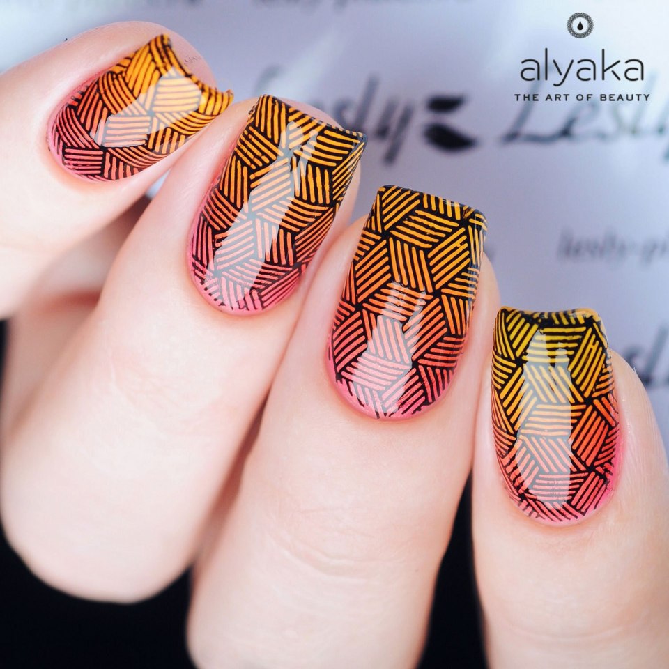 Маникюр омбре со стемпингом