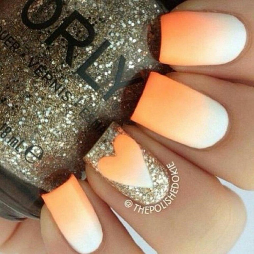 Омбре на ногтях оранжевый с белым