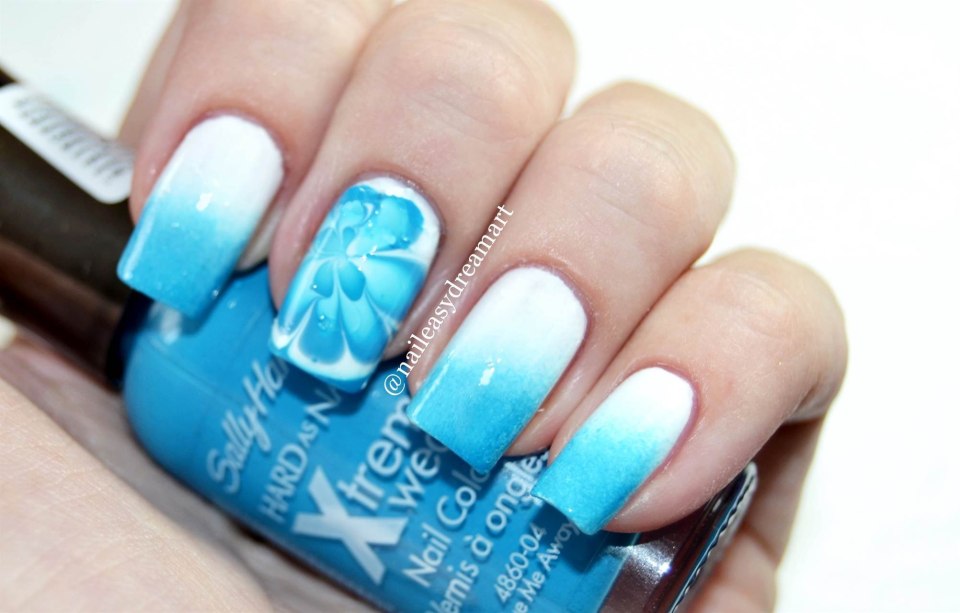 Голубой переходящий в белый ногти