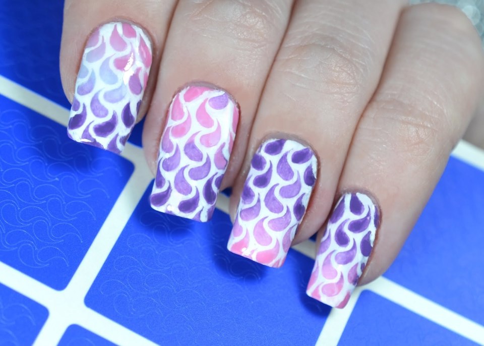 Маникюр с трафаретами