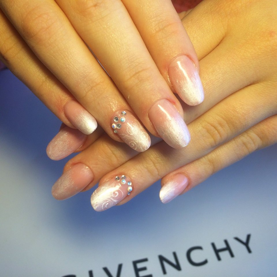 Маникюр белый омбре с рисунком