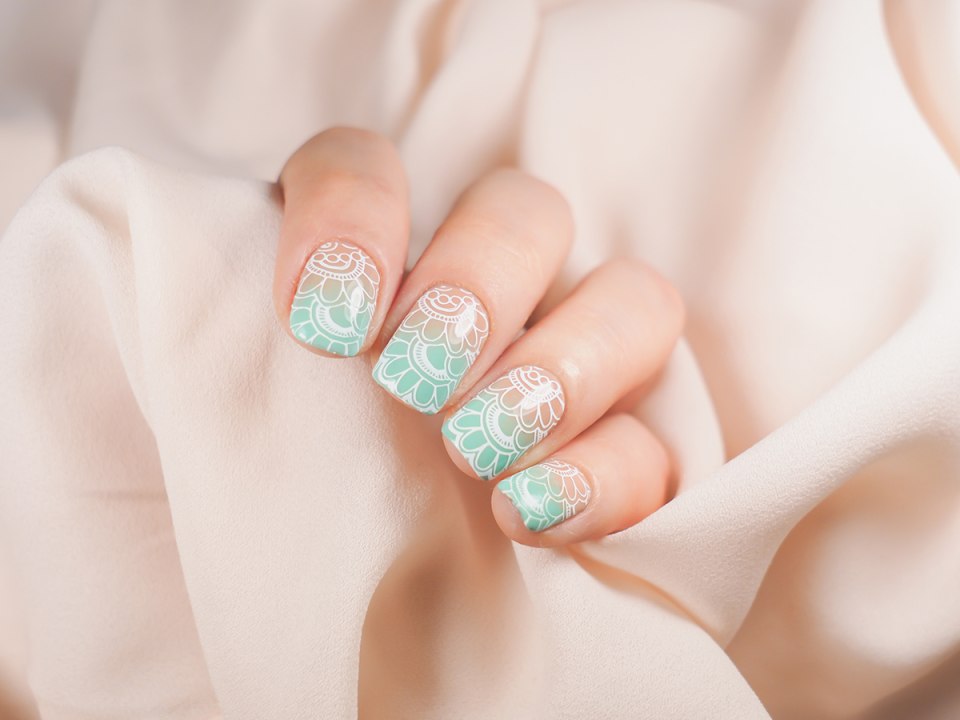 Мятный маникюр с кружевом