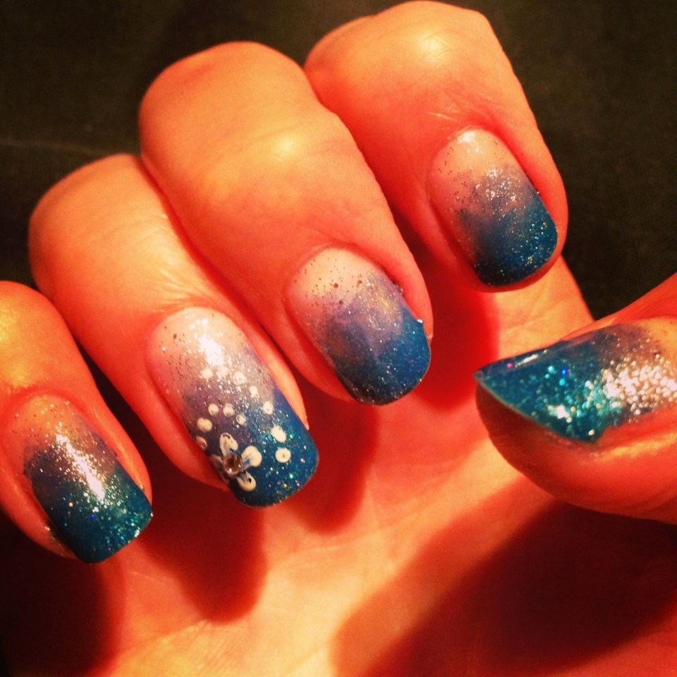 Снежное омбре маникюр