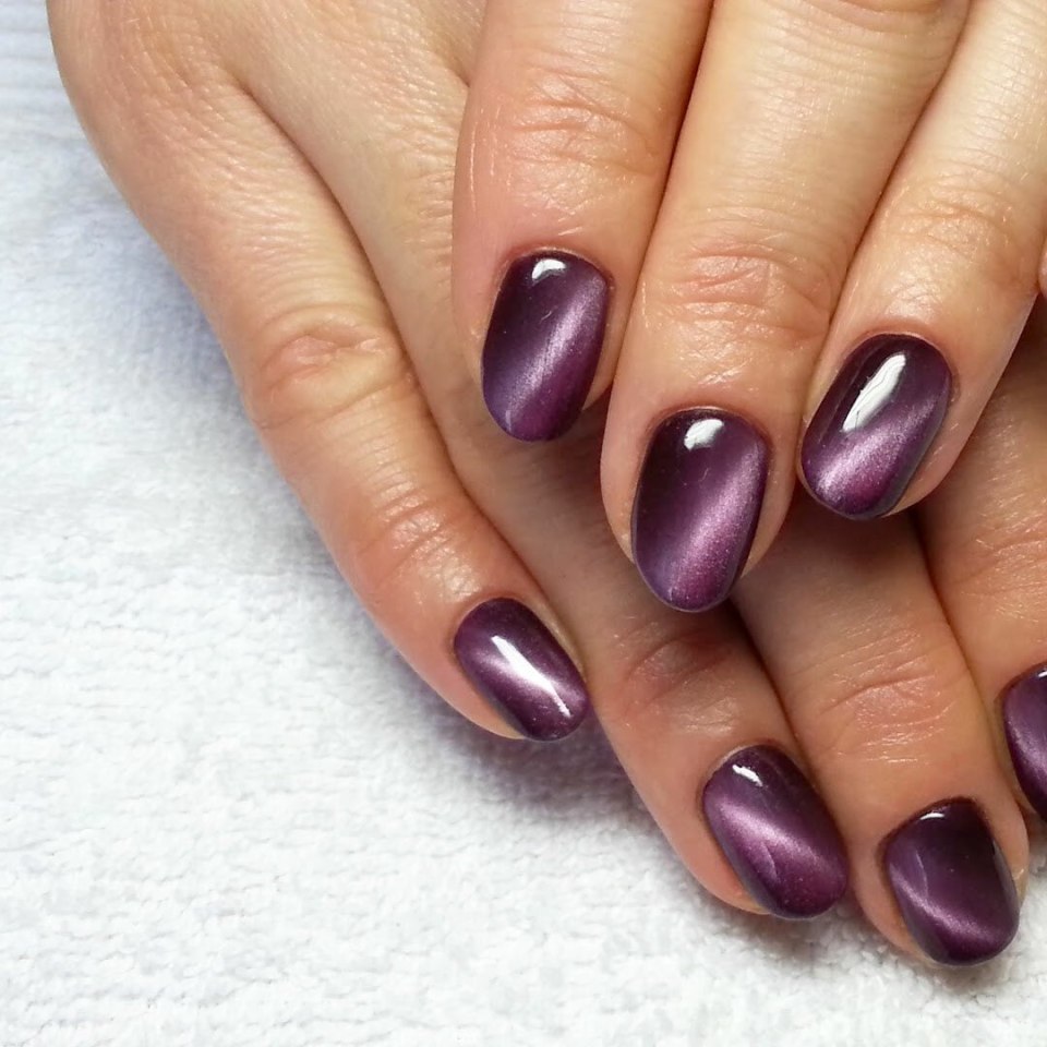 Маникюр осень кошачий глаз с блёстками на конце