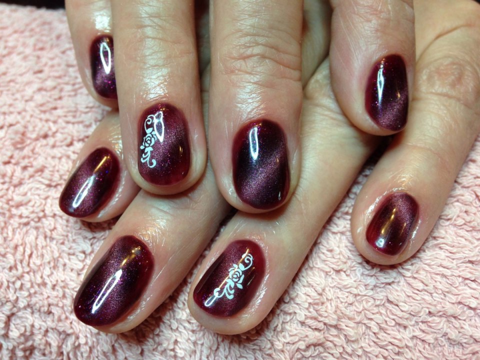 Маникюр на короткие ногти кошачий глаз светлые