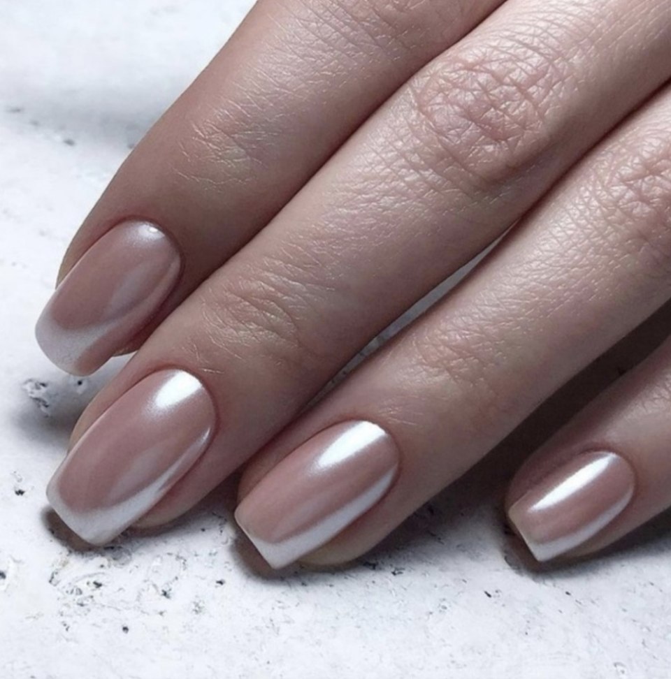 Маникюр с жемчужной втиркой 2021