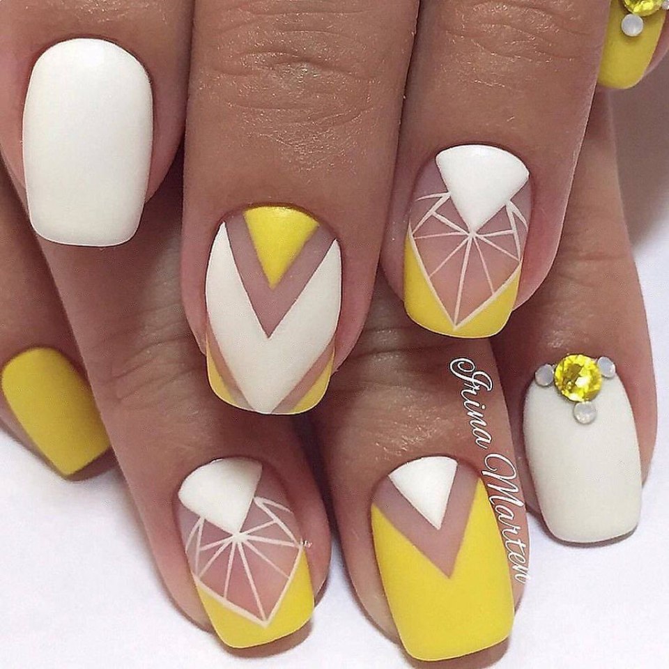 Маникюр однотонный желтый