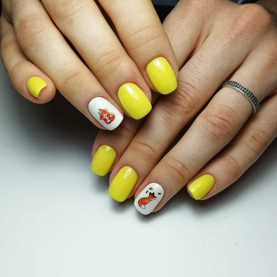 Желтые ногти квадрат