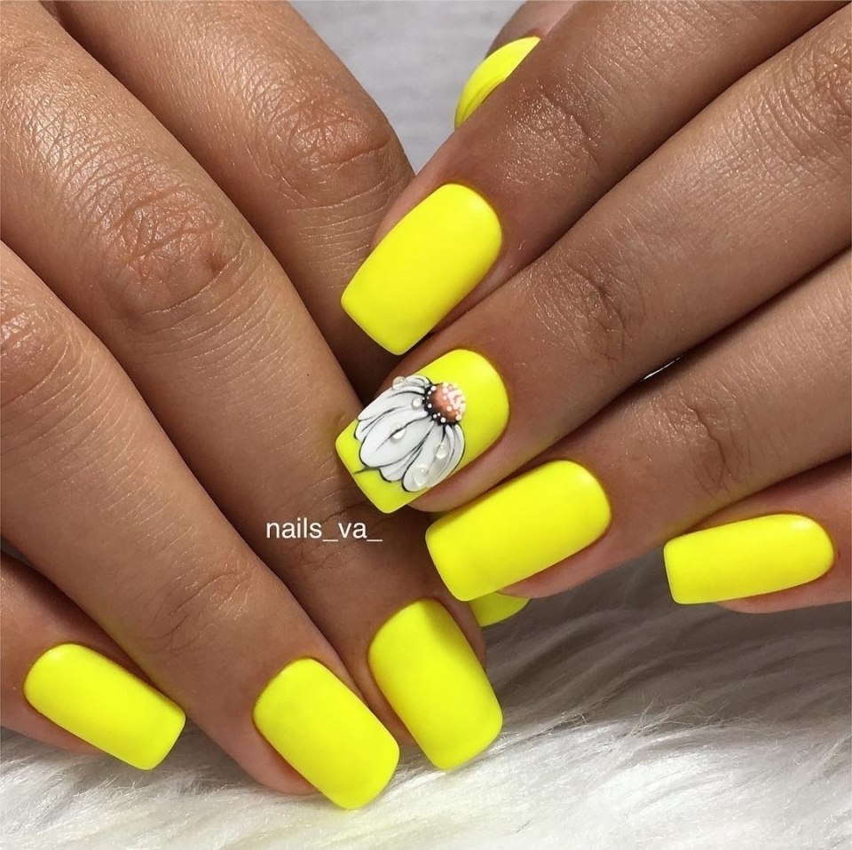 Маникюр желтый с блестками