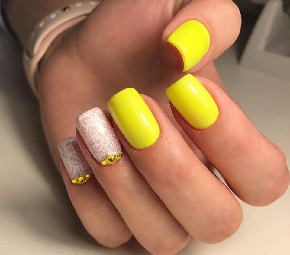 Маникюр 2021 желтый перепелиное яйцо фото
