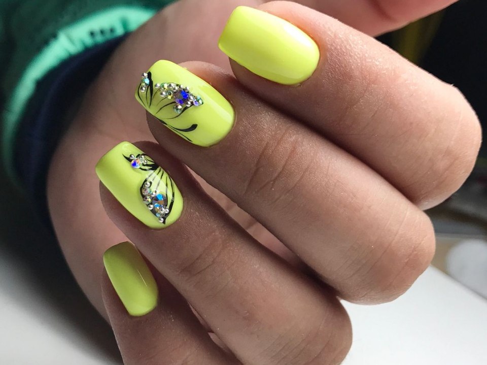 Длинные желтые ногти