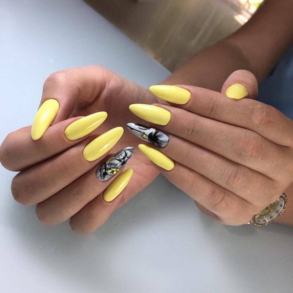 Жёлтые ногти маникюр 2021