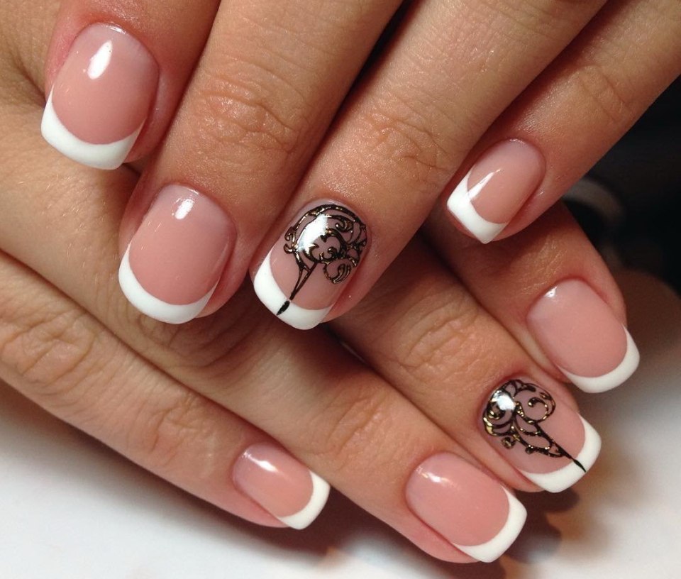 Модный френч на ногтях