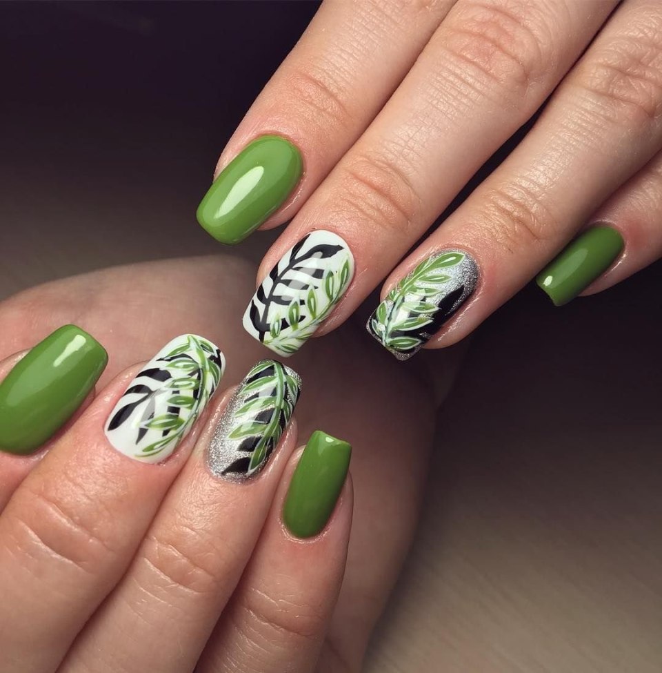 Маникюр саетлозеленвц
