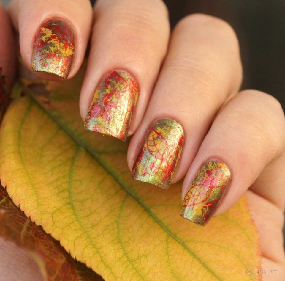 Маникюр с кленовым листом