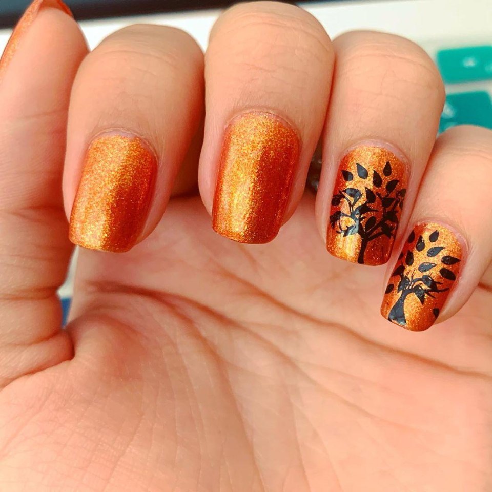 Золотистый лист маникюр