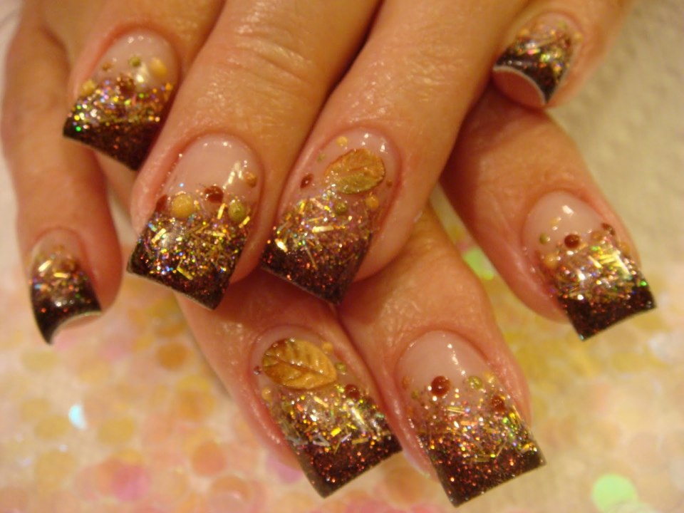 Маникюр с кленовым листом